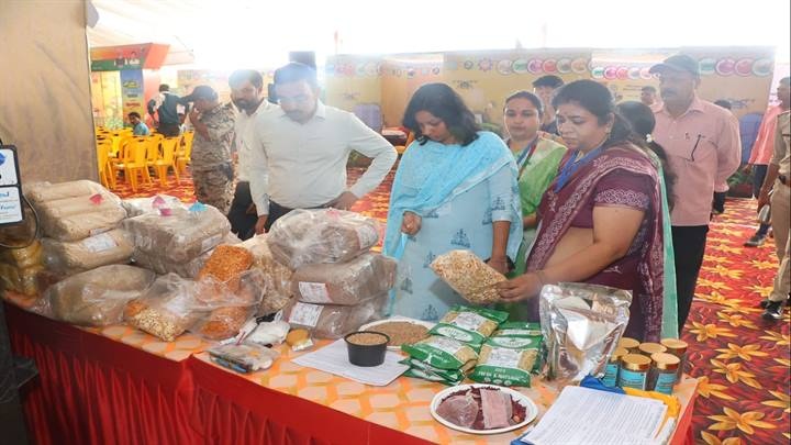 कलेक्टर शीतला पटले ने समागम स्थल पर लगाई गई प्रदर्शनी का अवलोकन किया कलेक्टर शीतला पटले ने समागम स्थल पर लगाई गई प्रदर्शनी का अवलोकन किया