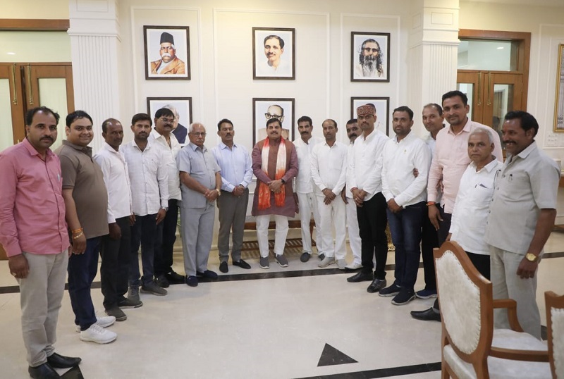 मुख्यमंत्री से किसानों का प्रतिनिधि-मंडल लेकर मिले मंत्री सिलावट मुख्यमंत्री से किसानों का प्रतिनिधि-मंडल लेकर मिले मंत्री सिलावट
