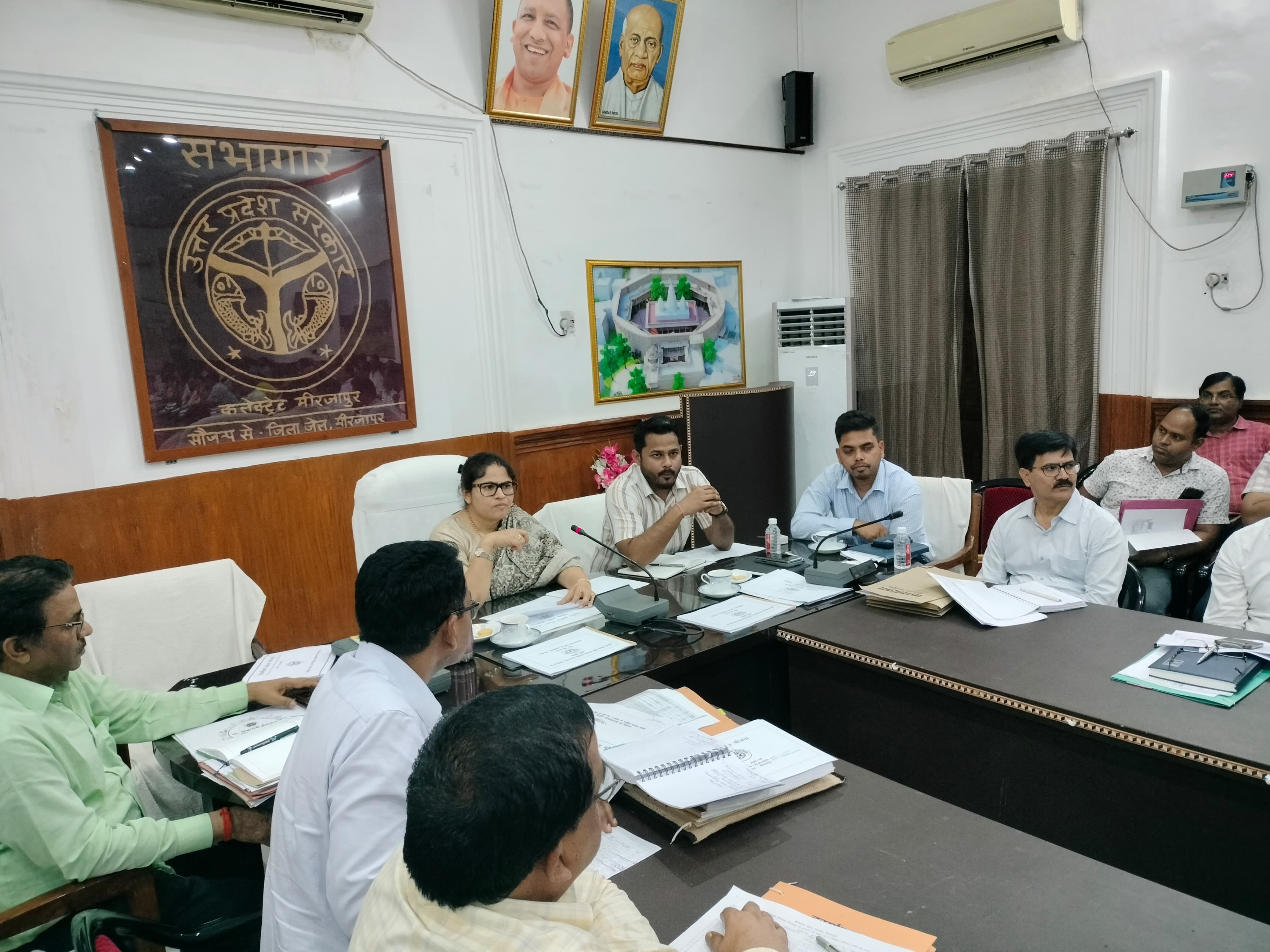 कलेक्ट्रेट सभागार में निर्माणाधीन परियोजनाओं की समीक्षा करती डीएम। कलेक्ट्रेट सभागार में निर्माणाधीन परियोजनाओं की समीक्षा करती डीएम।