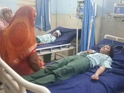 अस्पताल में चल रहा घायल बच्चों का इलाज। अस्पताल में चल रहा घायल बच्चों का इलाज।