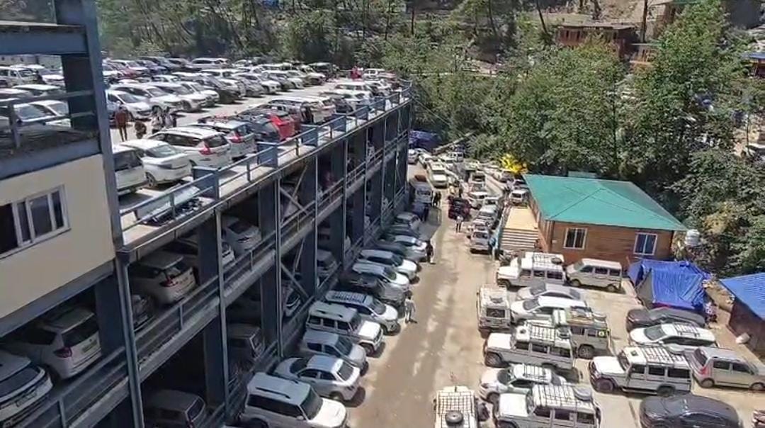 केदारनाथ यात्रा मार्ग के सोनप्रयाग में फुल हुई वाहन पार्किंग केदारनाथ यात्रा मार्ग के सोनप्रयाग में फुल हुई वाहन पार्किंग