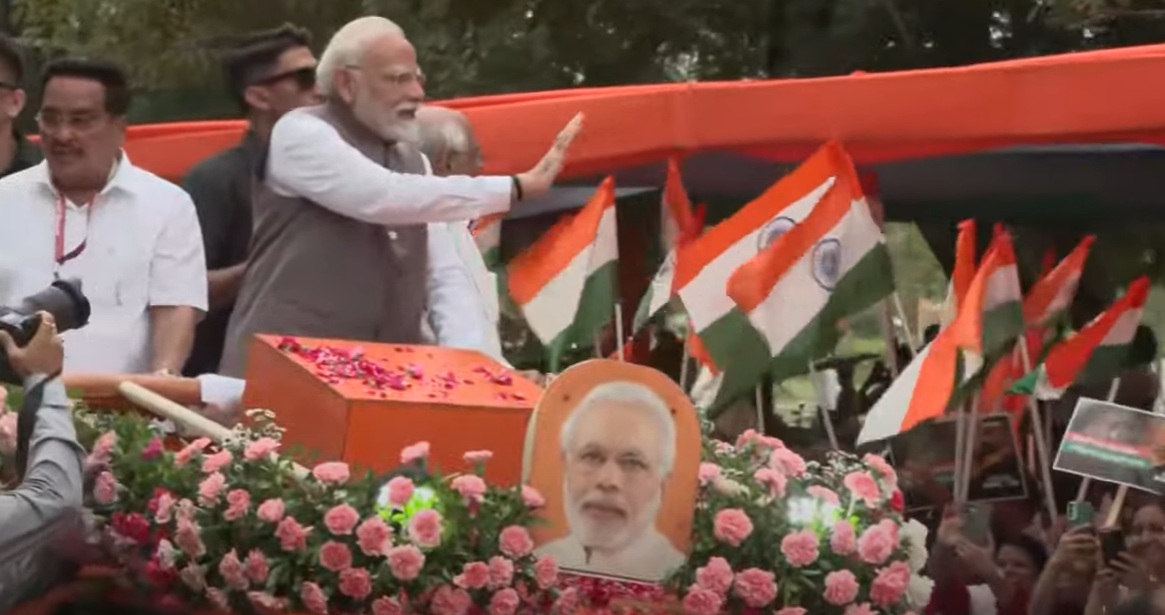 प्रधानमंत्री नरेन्द्र मोदी का रोड शो। प्रधानमंत्री नरेन्द्र मोदी का रोड शो।