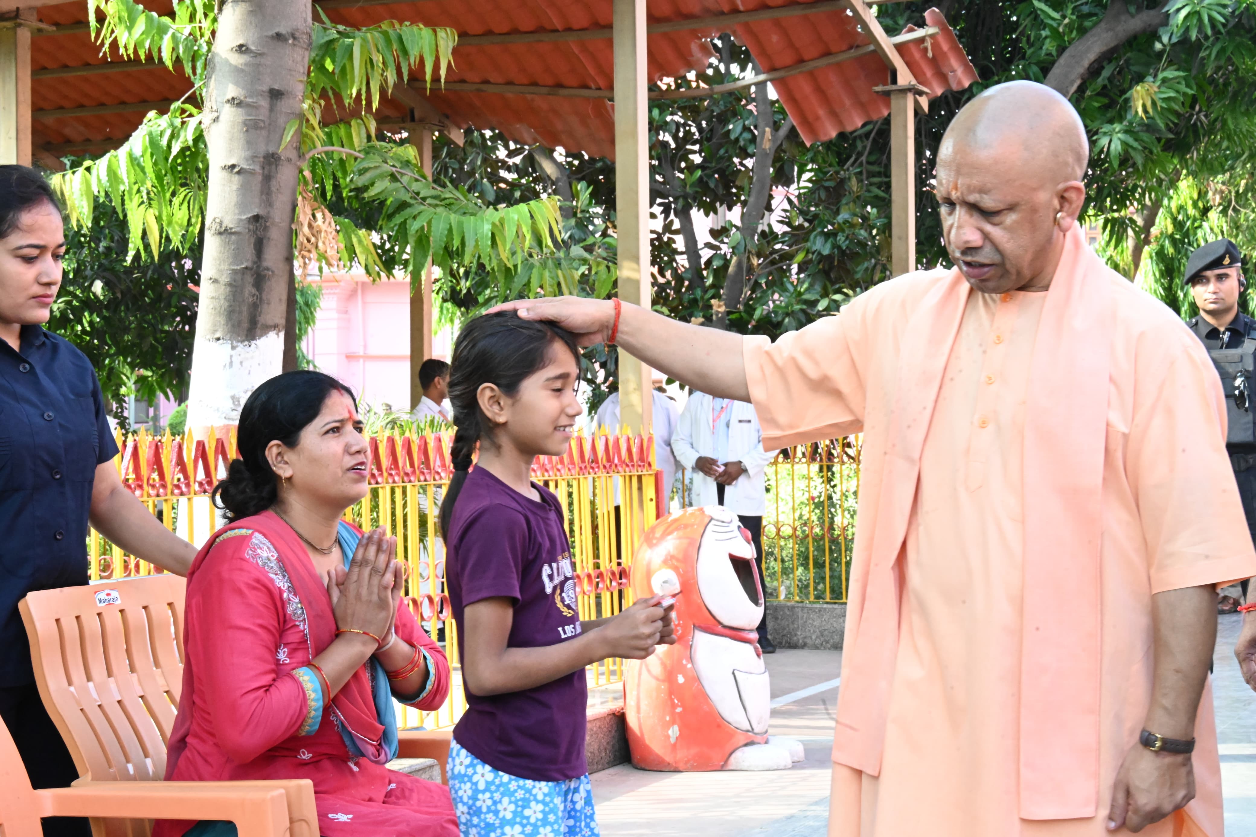 *जनता दर्शन में मुख्यमंत्री योगी आदित्यनाथ ने सुनीं 250 लोगों की समस्याएं* *जनता दर्शन में मुख्यमंत्री योगी आदित्यनाथ ने सुनीं 250 लोगों की समस्याएं*