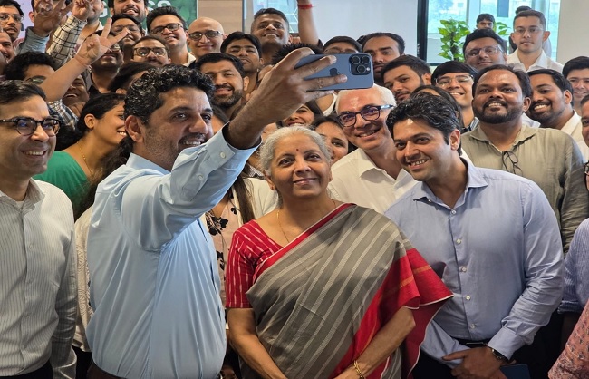 नोएडा स्थित फिनटेक कंपनी पाइन लैब्स के कार्यालय का दौरा करते सीतारमण नोएडा स्थित फिनटेक कंपनी पाइन लैब्स के कार्यालय का दौरा करते सीतारमण