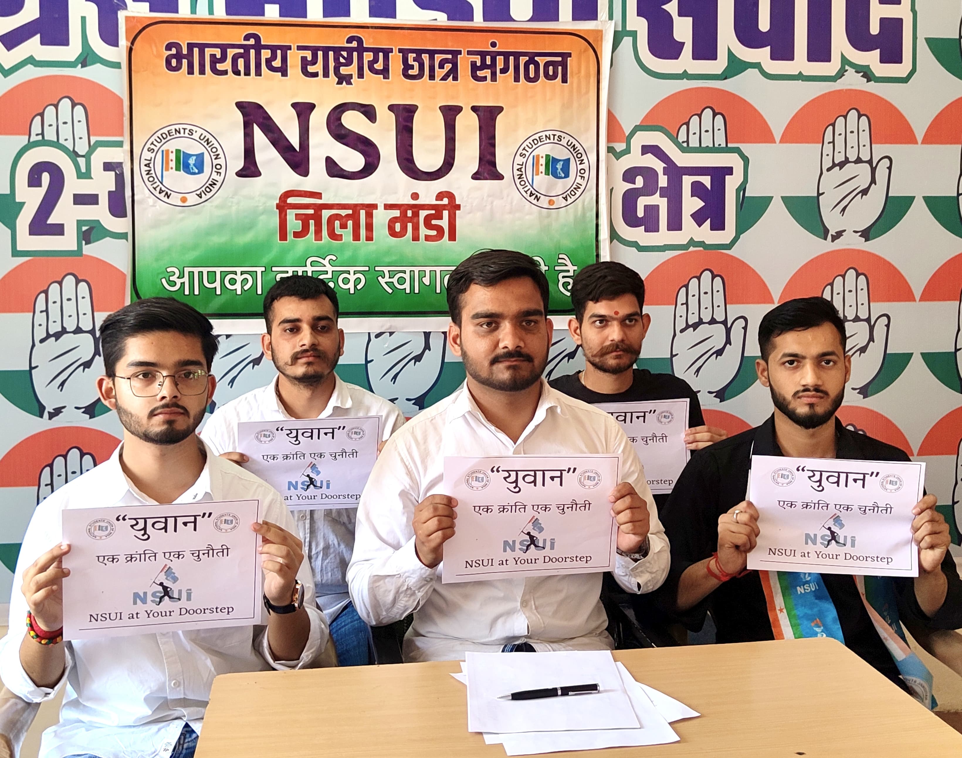 मंडी में पत्रकारों से बात करते हुए मंडी में पत्रकारों से बात करते हुए