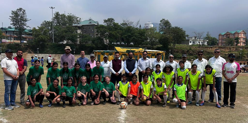 फुटबॉल प्रतियोगिता के दौरान नगर निगम आयुक्त खिलाड़ियों से मिलते हुए। फुटबॉल प्रतियोगिता के दौरान नगर निगम आयुक्त खिलाड़ियों से मिलते हुए।