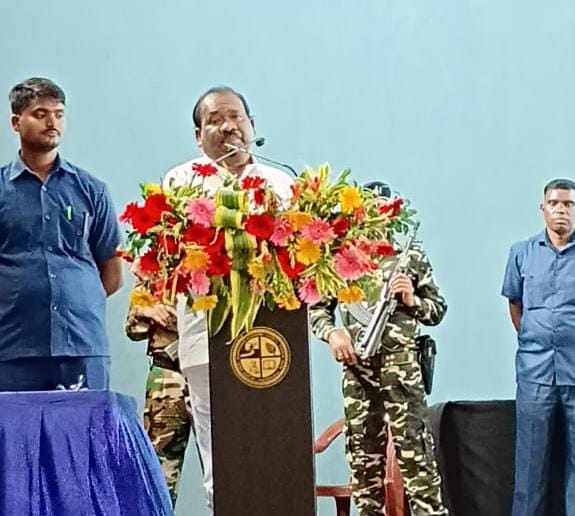 10 वीं का रिजल्ट जारी करने के बाद कार्यक्रम को संबोधित करते शिक्षा मंत्री 10 वीं का रिजल्ट जारी करने के बाद कार्यक्रम को संबोधित करते शिक्षा मंत्री