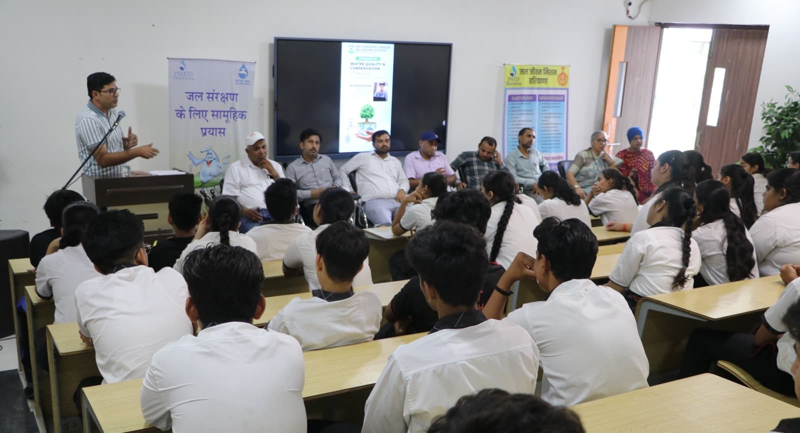 पानीपत के पाइट स्कूल एन.एफ.एल में जन जल संरक्षण और जल गुणवत्ता पर आयोजित सेमिनार में बोलते डॉ, सतीश कुमार दहिया पानीपत के पाइट स्कूल एन.एफ.एल में जन जल संरक्षण और जल गुणवत्ता पर आयोजित सेमिनार में बोलते डॉ, सतीश कुमार दहिया