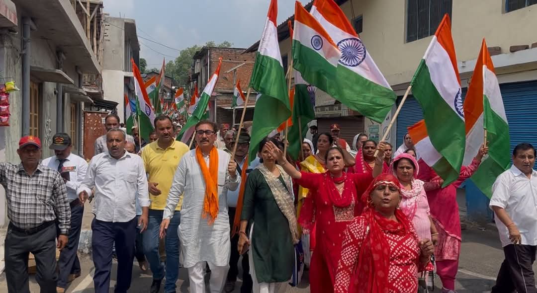 तिरंगा यात्रा के दौरान विधायक और अन्य लोग। तिरंगा यात्रा के दौरान विधायक और अन्य लोग।