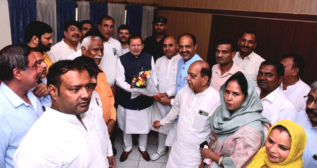 फोटो कैप्शन 27आरटीके3 : मैना टूरिस्ट काम्प्लेक्स में बैठक के संगठन पदाधिकारी कैबिनेट मंत्री डॉ. अरविंद शर्मा का स्वागत करते फोटो कैप्शन 27आरटीके3 : मैना टूरिस्ट काम्प्लेक्स में बैठक के संगठन पदाधिकारी कैबिनेट मंत्री डॉ. अरविंद शर्मा का स्वागत करते