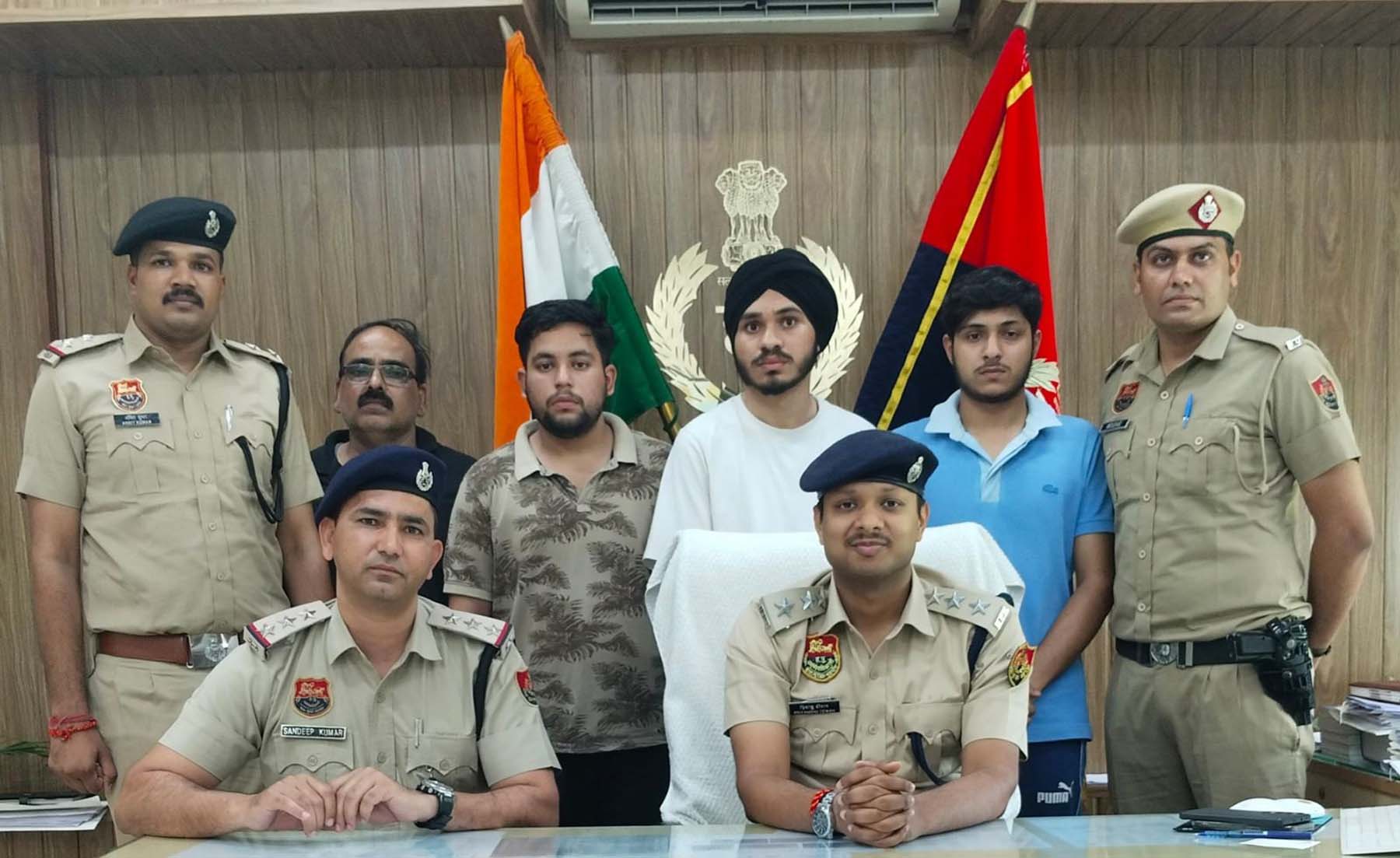 गुरुग्राम पुलिस की गिरफ्त में ठगी के आरोपी। गुरुग्राम पुलिस की गिरफ्त में ठगी के आरोपी।