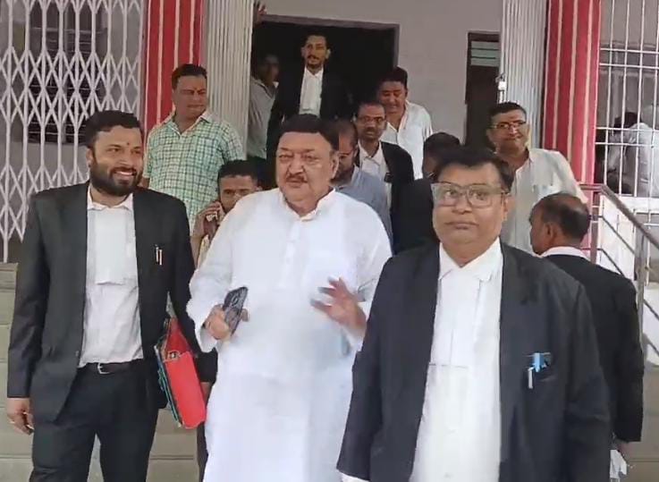 कोर्ट से बाहर निकलते विधायक कोर्ट से बाहर निकलते विधायक