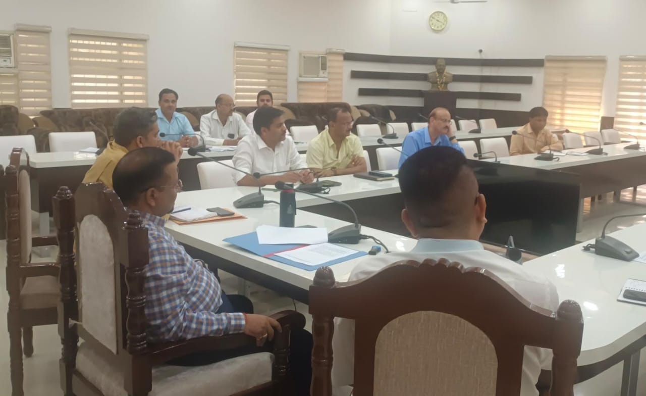 बैठक लेते जिलाधिकारी बैठक लेते जिलाधिकारी