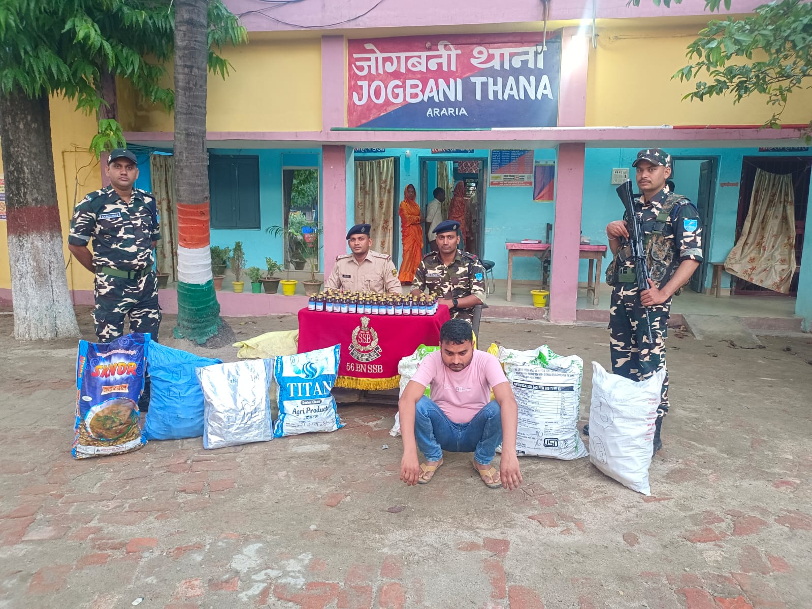 अररिया फोटो:जोगबनी थाना में गिरफ्तार तस्कर और जब्त सामग्री अररिया फोटो:जोगबनी थाना में गिरफ्तार तस्कर और जब्त सामग्री