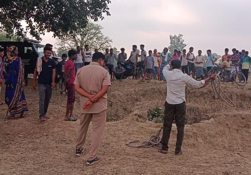 पचोखरा खुर्द गांव में कुएं पास पुलिस के साथ ग्रामीणों की लगी भीड़ पचोखरा खुर्द गांव में कुएं पास पुलिस के साथ ग्रामीणों की लगी भीड़
