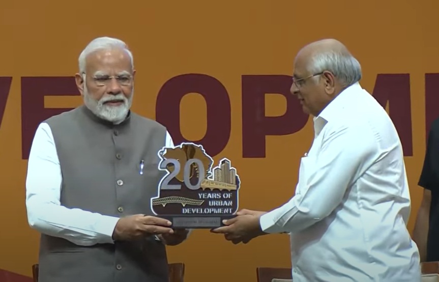 महात्मा मंदिर में आयोजित कार्यक्रम में प्रधानमंत्री नरेन्द्र मोदी को शहरी विकास वर्ष की 20वीं वर्षगांठ पर स्मृति चिह्न देते मुख्यमंत्री भूपेन्द्र पटेल। महात्मा मंदिर में आयोजित कार्यक्रम में प्रधानमंत्री नरेन्द्र मोदी को शहरी विकास वर्ष की 20वीं वर्षगांठ पर स्मृति चिह्न देते मुख्यमंत्री भूपेन्द्र पटेल।