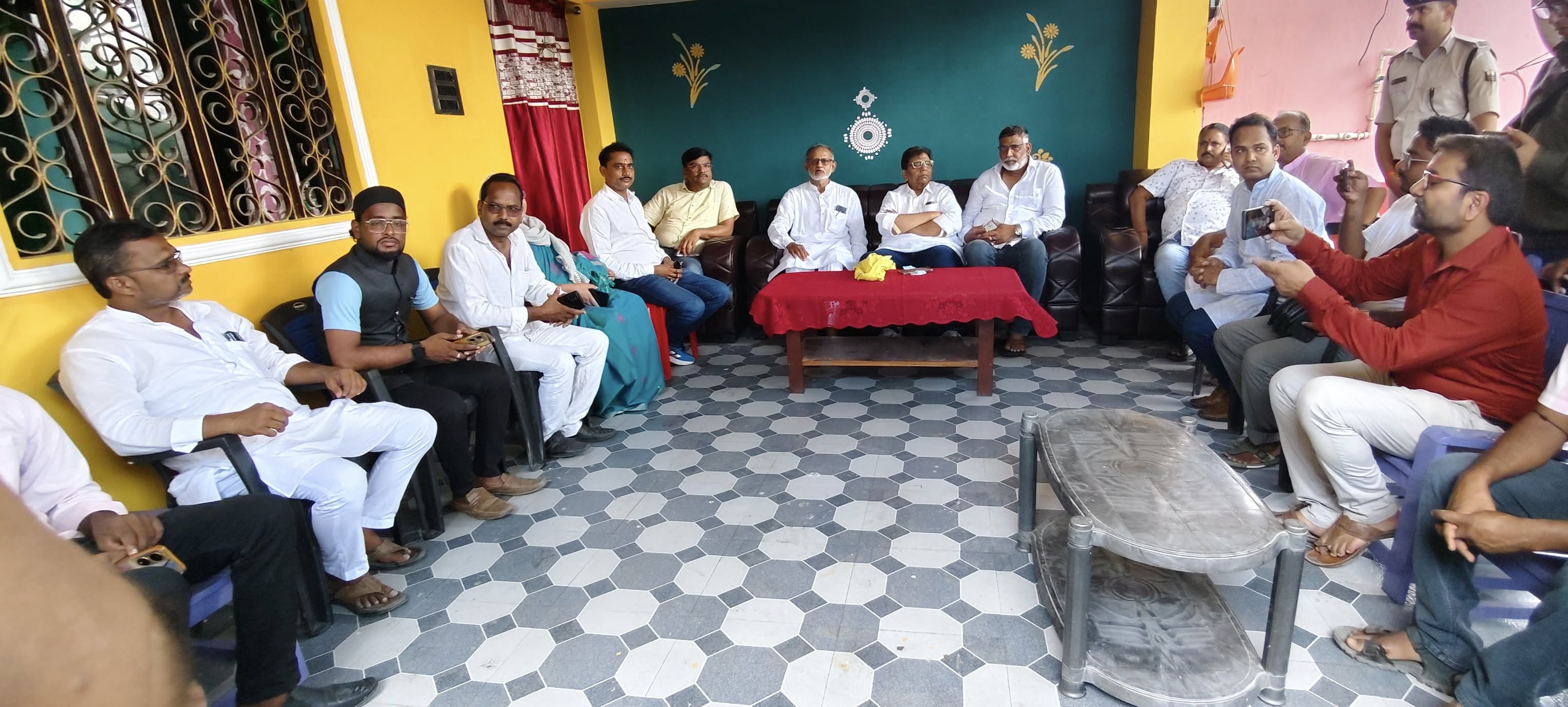 अररिया से भाजपा के दो बार जिलाध्यक्ष रहे चंद्रशेखर सिंह बब्बन ने थामा जन सुराज का हाथ अररिया से भाजपा के दो बार जिलाध्यक्ष रहे चंद्रशेखर सिंह बब्बन ने थामा जन सुराज का हाथ