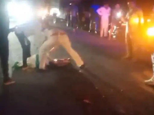 बाइक सवार युवक को ट्रेलर ने टक्कर मार दी बाइक सवार युवक को ट्रेलर ने टक्कर मार दी