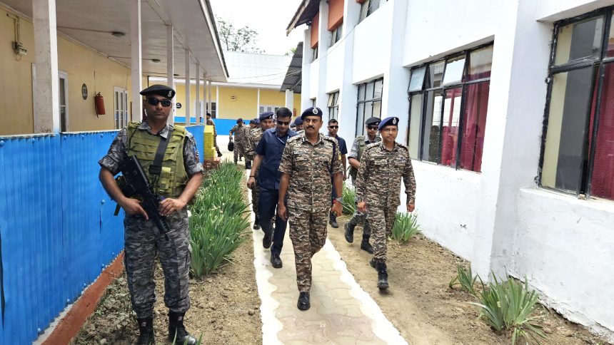 सीआरपीएफ के महानिदेशक ने श्रीनगर का किया दौरा, बल की परिचालन तैयारियों की समीक्षा की सीआरपीएफ के महानिदेशक ने श्रीनगर का किया दौरा, बल की परिचालन तैयारियों की समीक्षा की