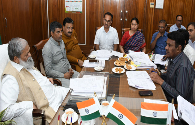 हरियाणा के ऊर्जा मंत्री अनिल विज उच्च स्तरीय कमेटी की बैठक लेते हुए हरियाणा के ऊर्जा मंत्री अनिल विज उच्च स्तरीय कमेटी की बैठक लेते हुए