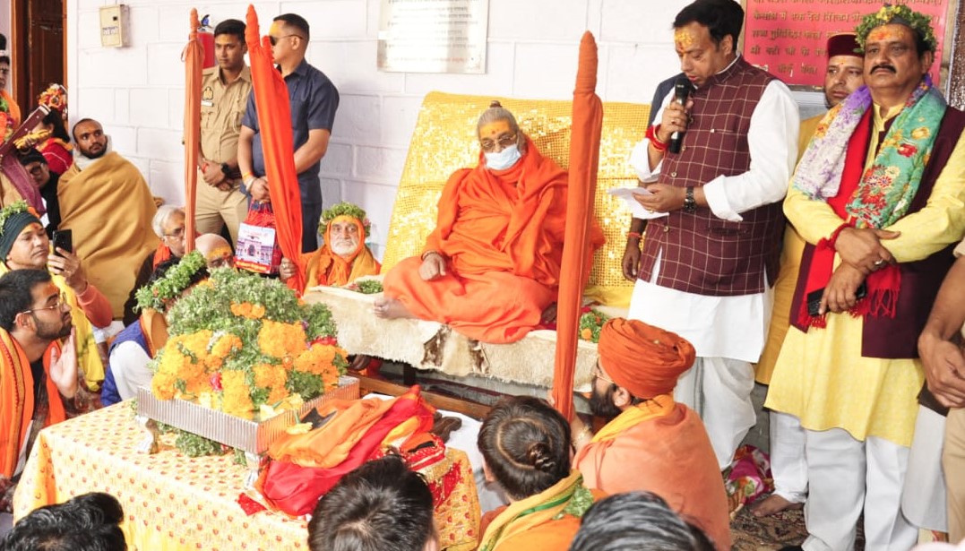 बदरीनाथ धाम में तीर्थ यात्रियों से बातचीत करते हुए शंकराचार्य। बदरीनाथ धाम में तीर्थ यात्रियों से बातचीत करते हुए शंकराचार्य।