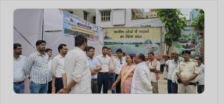 बिशेष शिविर में शामिल लोग बिशेष शिविर में शामिल लोग