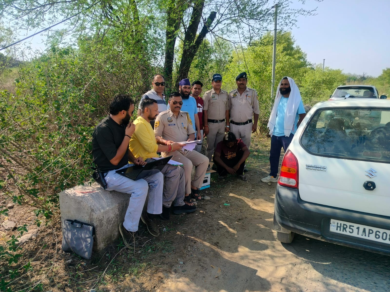 पुलिस टीम के साथ आरोपित। पुलिस टीम के साथ आरोपित।
