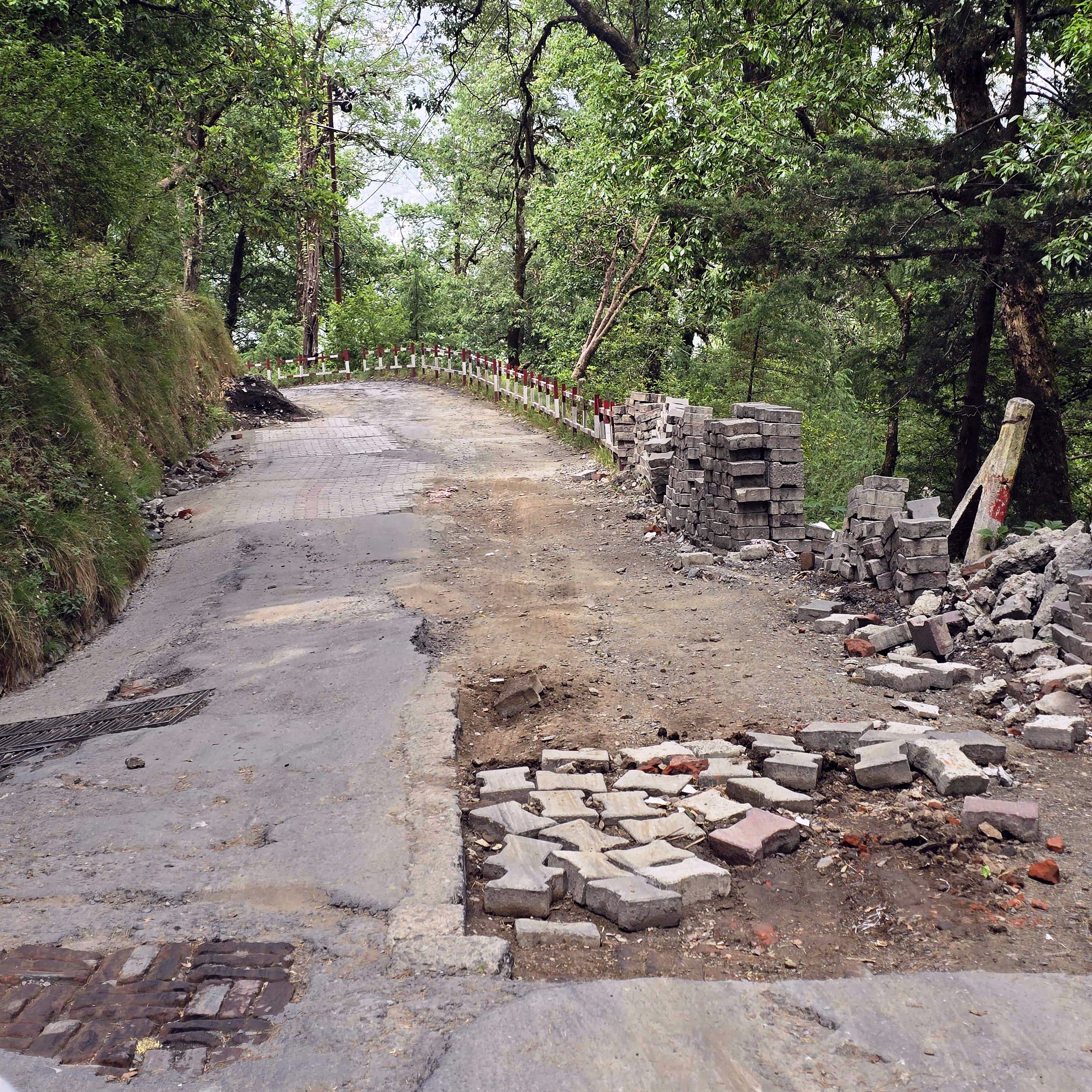 बिड़ला रोड की स्थिति। बिड़ला रोड की स्थिति।