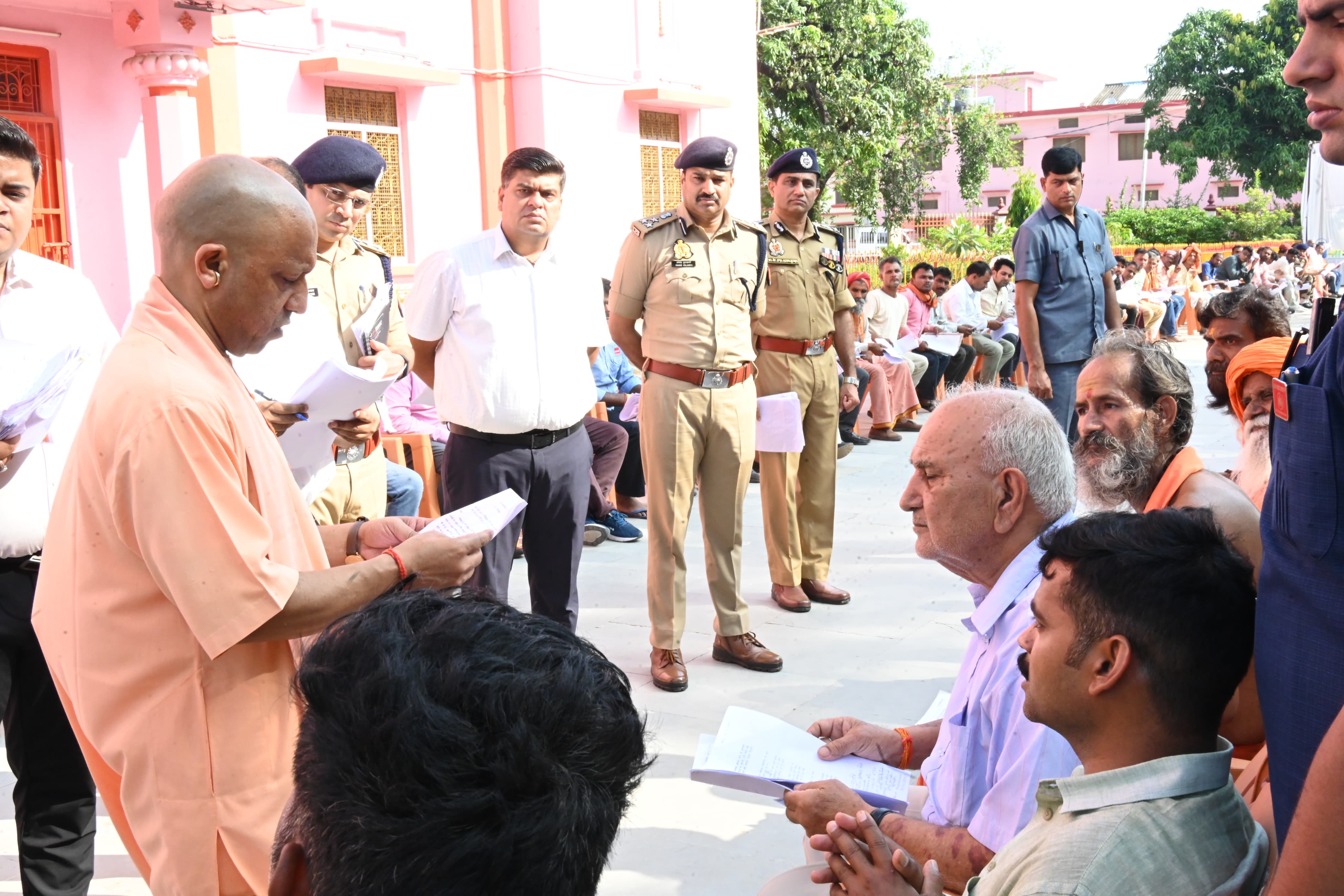 *जनता दर्शन में मुख्यमंत्री योगी आदित्यनाथ ने सुनीं 250 लोगों की समस्याएं* *जनता दर्शन में मुख्यमंत्री योगी आदित्यनाथ ने सुनीं 250 लोगों की समस्याएं*