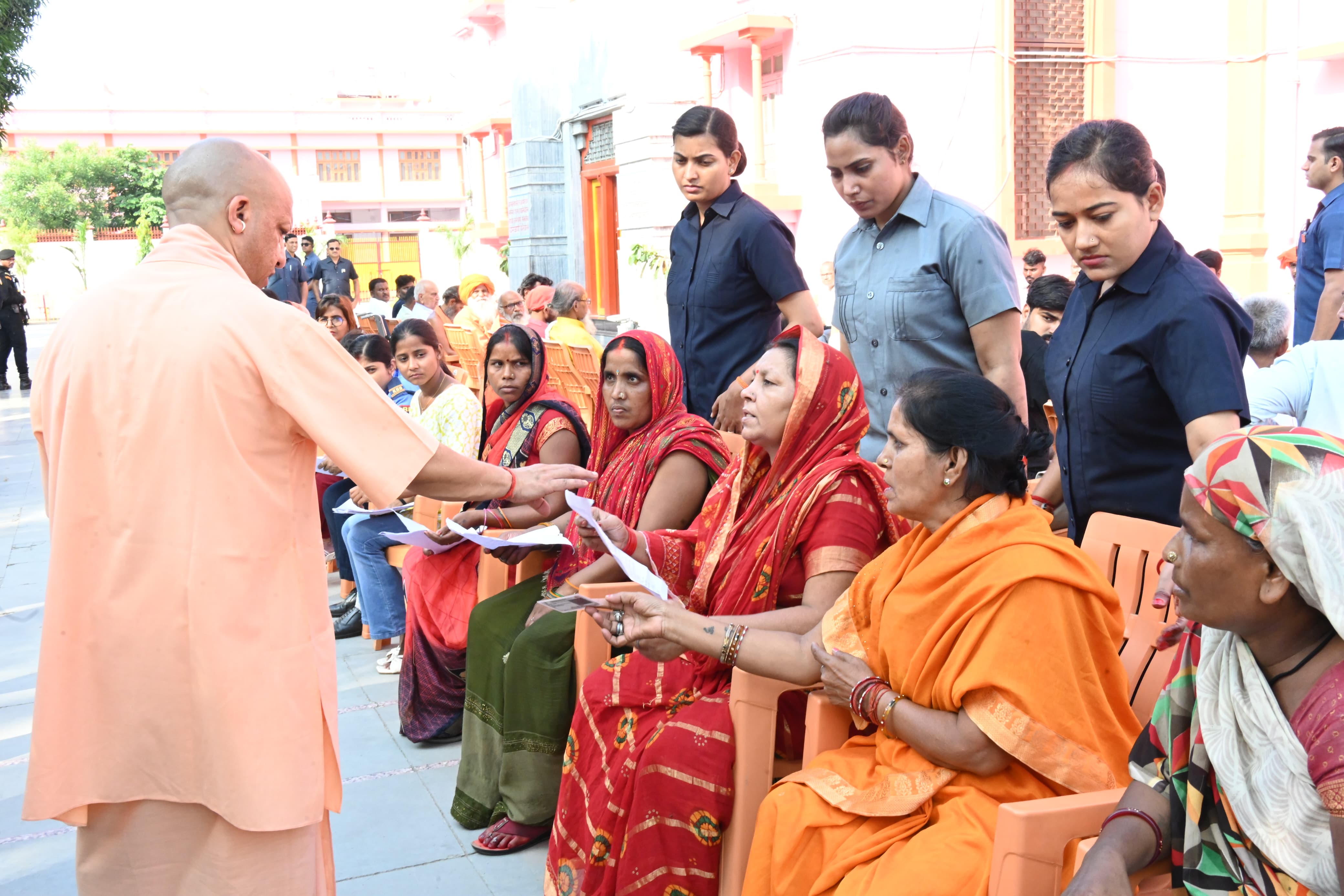 *जनता दर्शन में मुख्यमंत्री योगी आदित्यनाथ ने सुनीं 250 लोगों की समस्याएं* *जनता दर्शन में मुख्यमंत्री योगी आदित्यनाथ ने सुनीं 250 लोगों की समस्याएं*