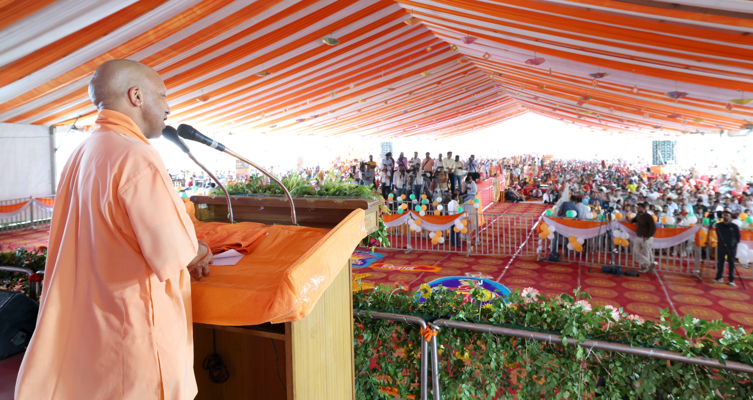 सामूहिक विवाह समारोह में सम्मिलित हुए सीएम योगी आदित्यनाथ, नव दम्पतियों को दिया आशीर्वाद* सामूहिक विवाह समारोह में सम्मिलित हुए सीएम योगी आदित्यनाथ, नव दम्पतियों को दिया आशीर्वाद*