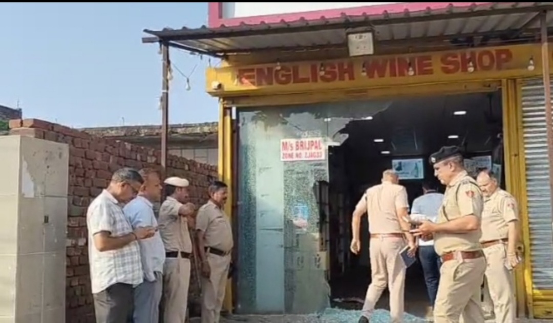 मौके पर पुलिस जांच करती हुई मौके पर पुलिस जांच करती हुई