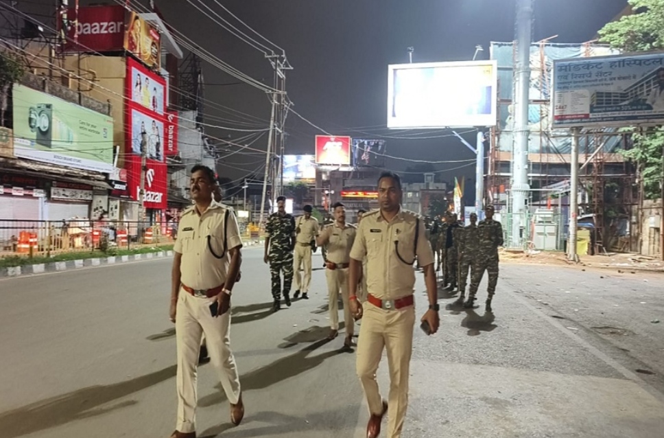 डीएसपी सहित अन्य पुलिसकर्मी डीएसपी सहित अन्य पुलिसकर्मी