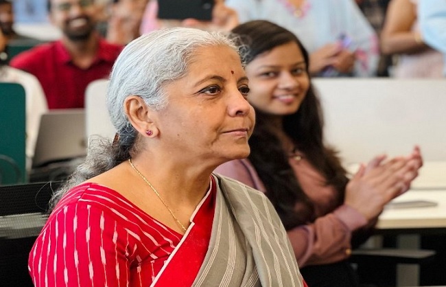नोएडा स्थित फिनटेक कंपनी पाइन लैब्स के कार्यालय का दौरा करते सीतारमण नोएडा स्थित फिनटेक कंपनी पाइन लैब्स के कार्यालय का दौरा करते सीतारमण