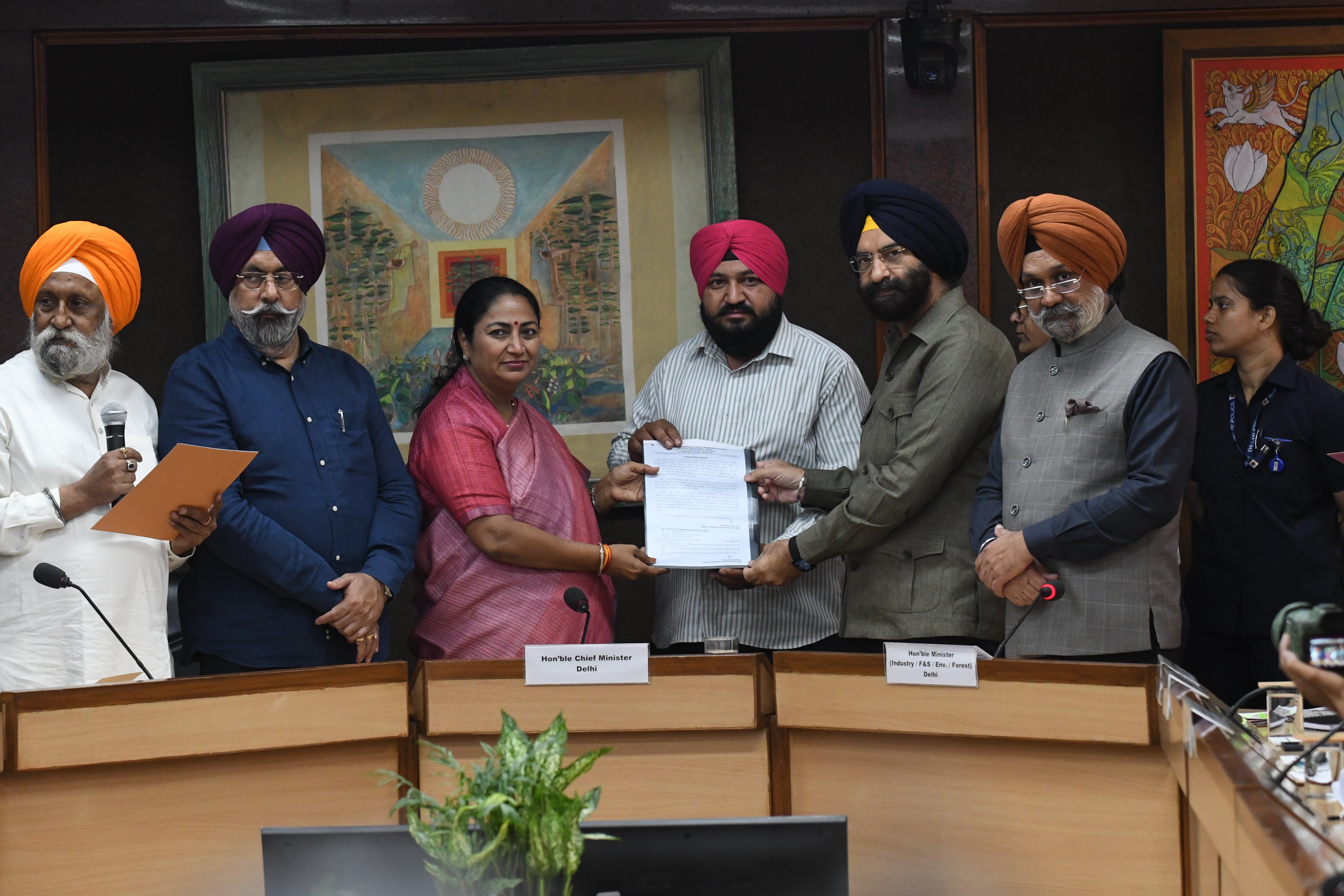 नियुक्ति पत्र वितरित करती दिल्ली की मुख्यमंत्री रेखा गुप्ता नियुक्ति पत्र वितरित करती दिल्ली की मुख्यमंत्री रेखा गुप्ता