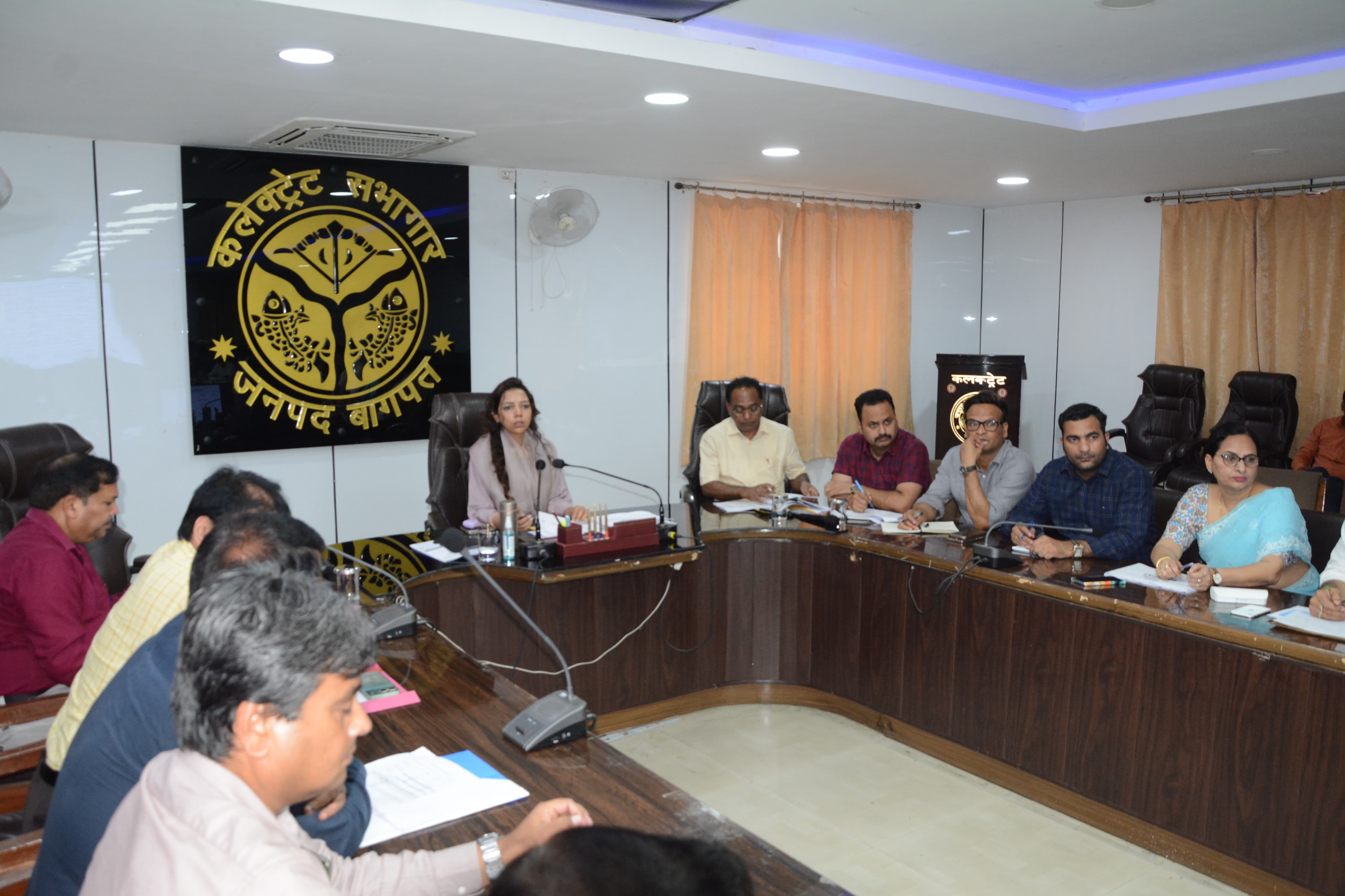 कलेक्ट्रेट सभागर में बैठक लेते जिलाधिकारी कलेक्ट्रेट सभागर में बैठक लेते जिलाधिकारी