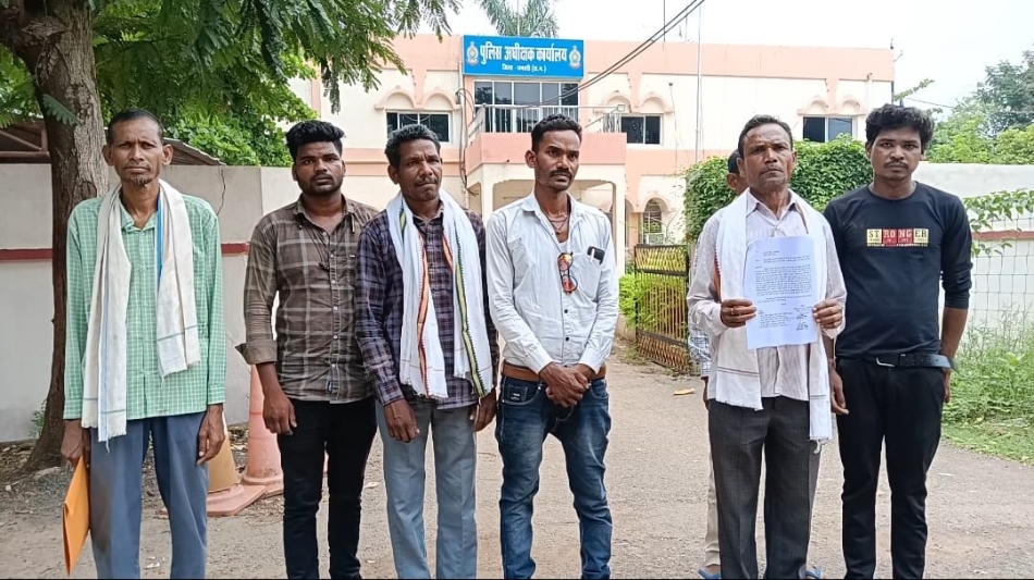 समस्याओं को लेकर एसपी कार्यालय में वनांचल ग्राम संघर्ष समिति के पदाधिकारी और ग्रामीण। समस्याओं को लेकर एसपी कार्यालय में वनांचल ग्राम संघर्ष समिति के पदाधिकारी और ग्रामीण।