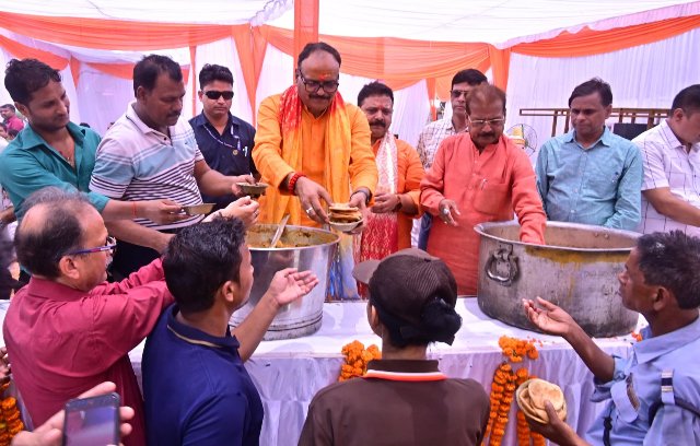 लखनऊ में उपमुख्यमंत्री ने भंडारे में की भागीदारी लखनऊ में उपमुख्यमंत्री ने भंडारे में की भागीदारी