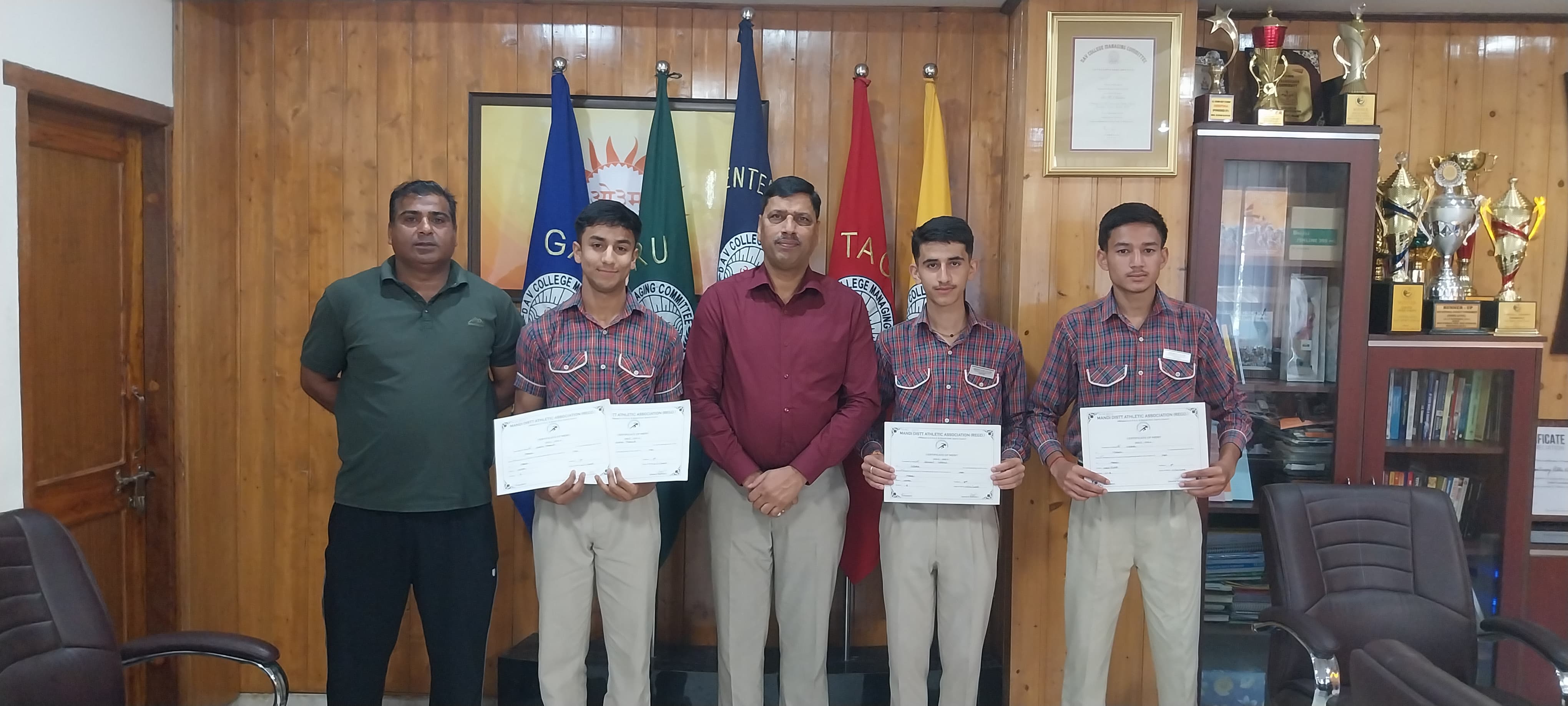 राजय सतरीय प्रतियाेगिता के लिए चयनित खिलाड़ी प्रधाानाचारय के साथ राजय सतरीय प्रतियाेगिता के लिए चयनित खिलाड़ी प्रधाानाचारय के साथ