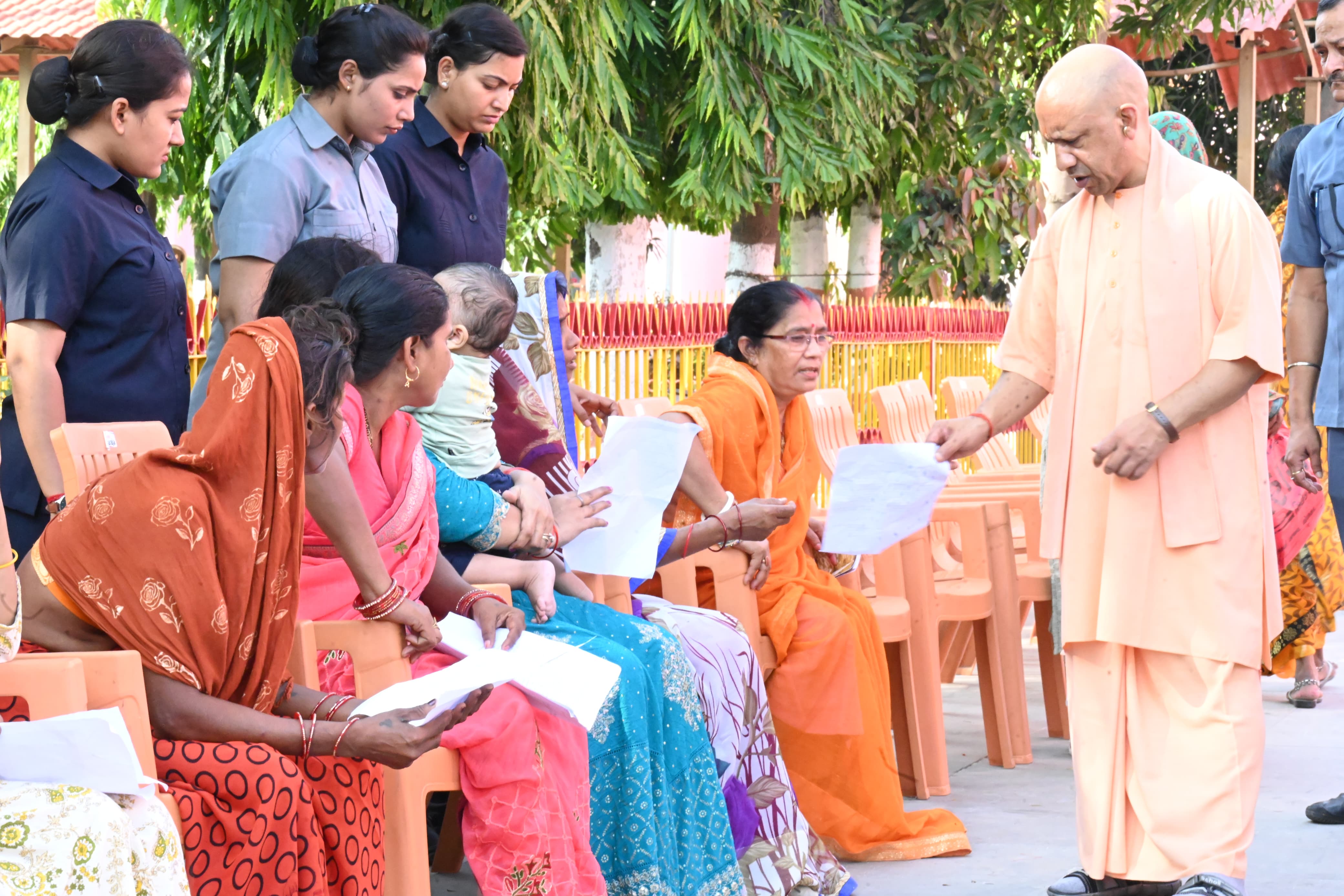 *जनता दर्शन में मुख्यमंत्री योगी आदित्यनाथ ने सुनीं 250 लोगों की समस्याएं* *जनता दर्शन में मुख्यमंत्री योगी आदित्यनाथ ने सुनीं 250 लोगों की समस्याएं*