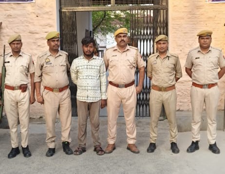 चित्तौड़गढ़ जिले की निंबाहेड़ा पुलिस ने हत्या एवं लूट के मामले में फरार यूपी पुलिस के ईनामी बदमाश को पकड़ा। चित्तौड़गढ़ जिले की निंबाहेड़ा पुलिस ने हत्या एवं लूट के मामले में फरार यूपी पुलिस के ईनामी बदमाश को पकड़ा।