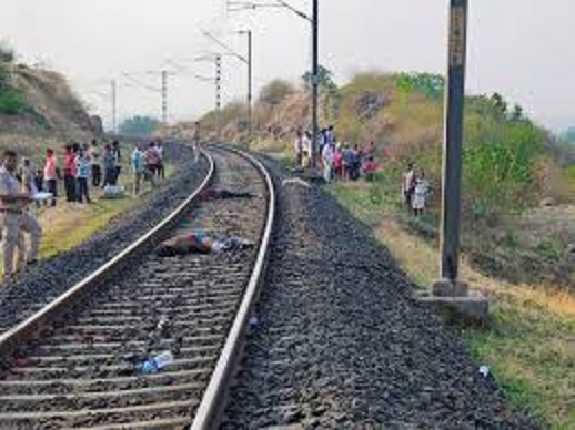 रेलवे ट्रैक पर मिले दो युवकों के शव रेलवे ट्रैक पर मिले दो युवकों के शव