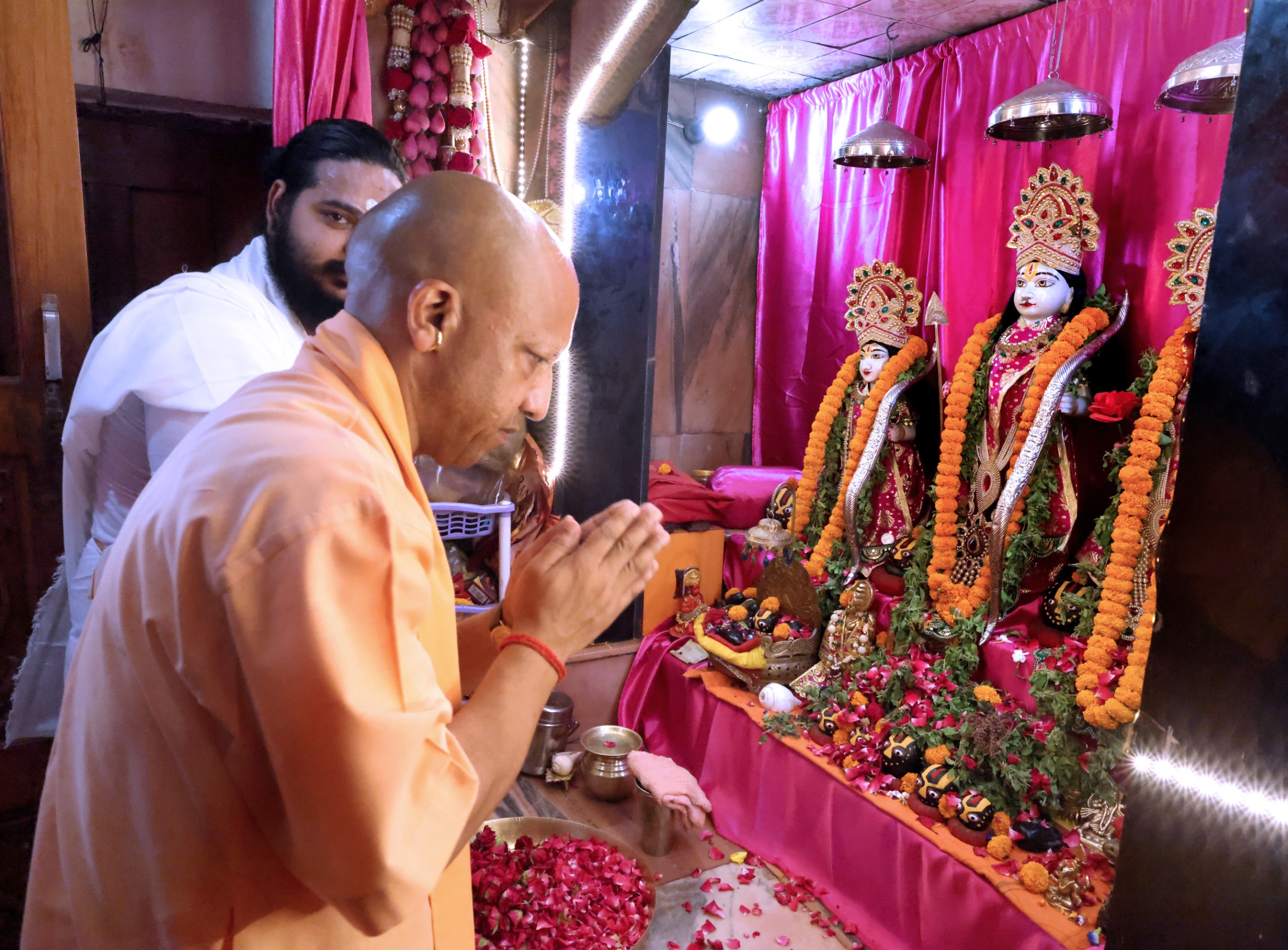 मनोकामना सिद्ध श्रीरामजानकी हनुमान मंदिर के स्थापना दिवस समारोह में शामिल हुए सीएम योगी* मनोकामना सिद्ध श्रीरामजानकी हनुमान मंदिर के स्थापना दिवस समारोह में शामिल हुए सीएम योगी*