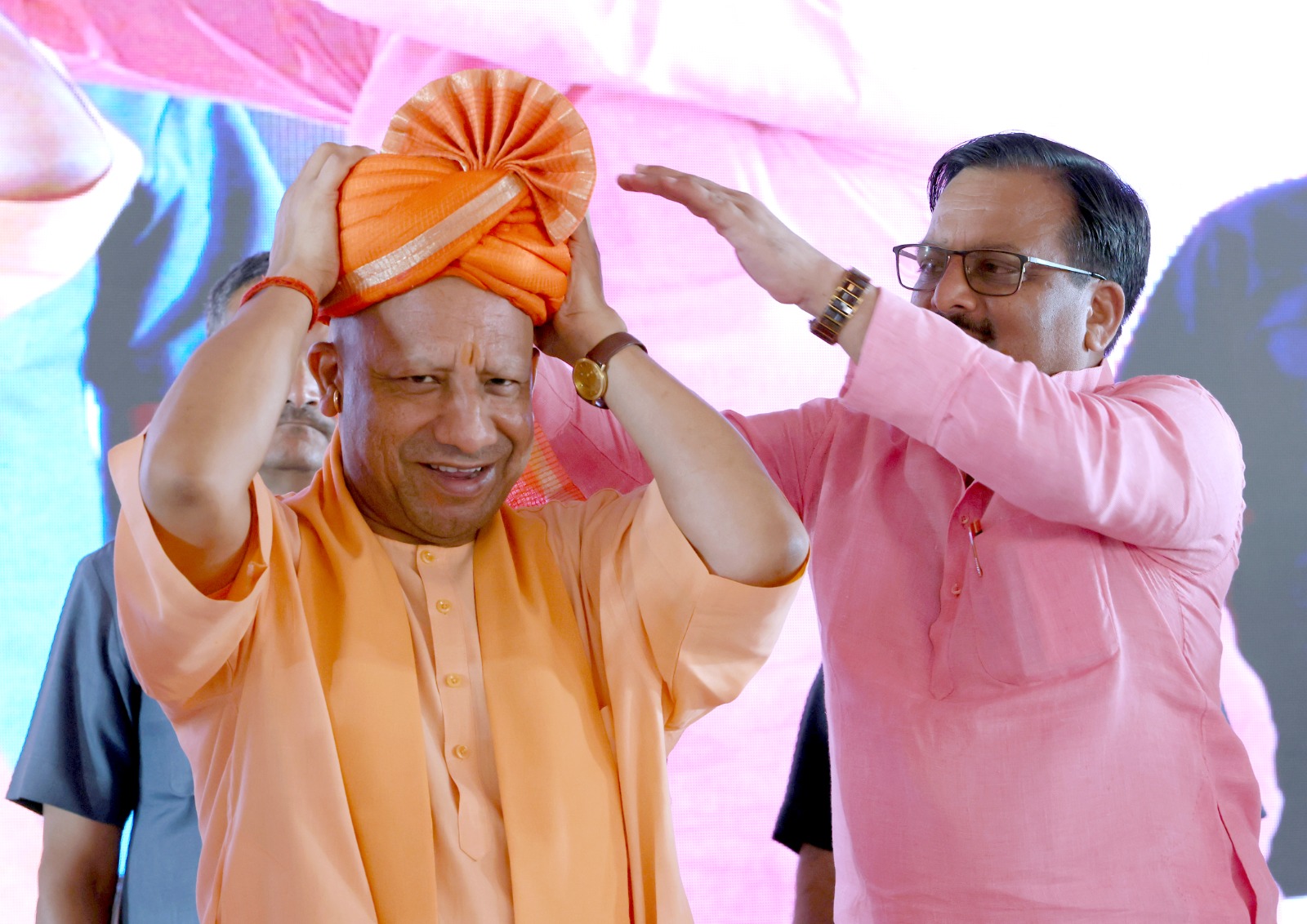 सामूहिक विवाह समारोह में सम्मिलित हुए सीएम योगी आदित्यनाथ, नव दम्पतियों को दिया आशीर्वाद* सामूहिक विवाह समारोह में सम्मिलित हुए सीएम योगी आदित्यनाथ, नव दम्पतियों को दिया आशीर्वाद*