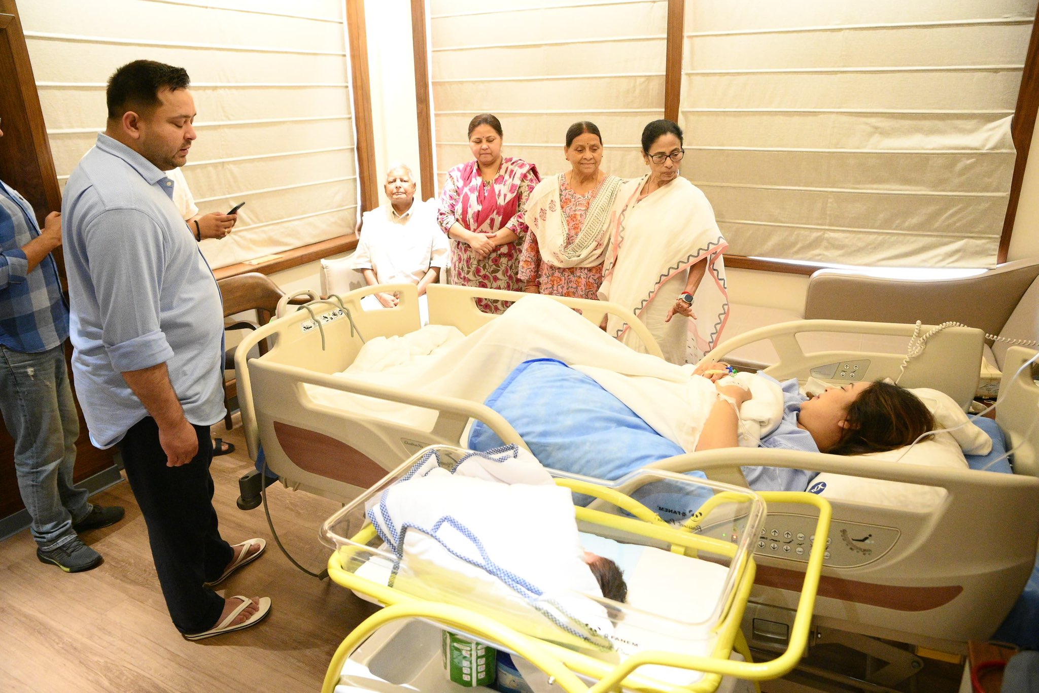 लालू परिवार के साथ मुख्यमंत्री ममता बनर्जी लालू परिवार के साथ मुख्यमंत्री ममता बनर्जी