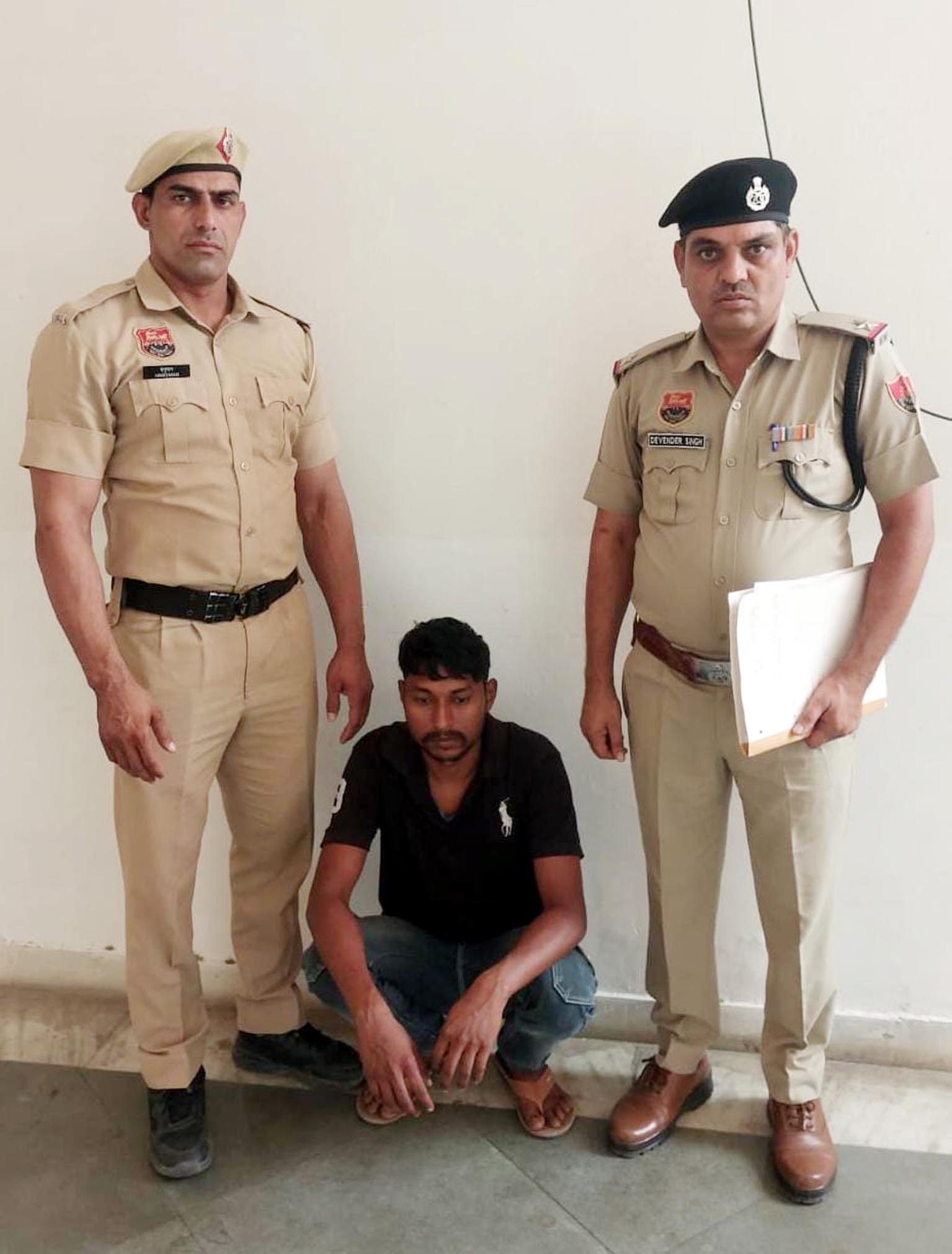 फतेहाबाद। पुलिस गिरफ्त में पकड़ा गया युवक सोनू उर्फ जैली। फतेहाबाद। पुलिस गिरफ्त में पकड़ा गया युवक सोनू उर्फ जैली।