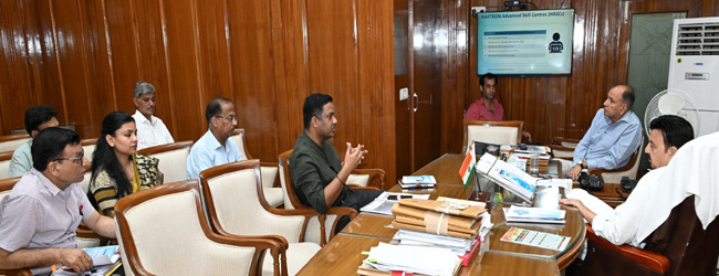 हरियाणा के उद्योग मंत्री राव नरबीर सिंह अधिकारियों की बैठक लेते हुए हरियाणा के उद्योग मंत्री राव नरबीर सिंह अधिकारियों की बैठक लेते हुए