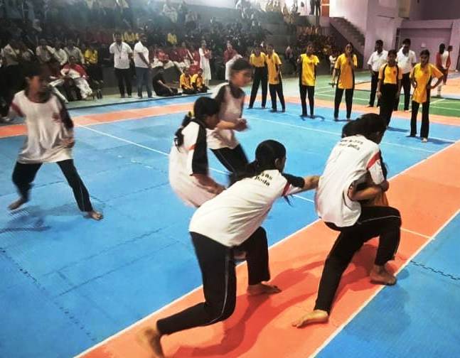 डाेडा में खेलाें में भाग लेती हुई छातराएं्् डाेडा में खेलाें में भाग लेती हुई छातराएं््