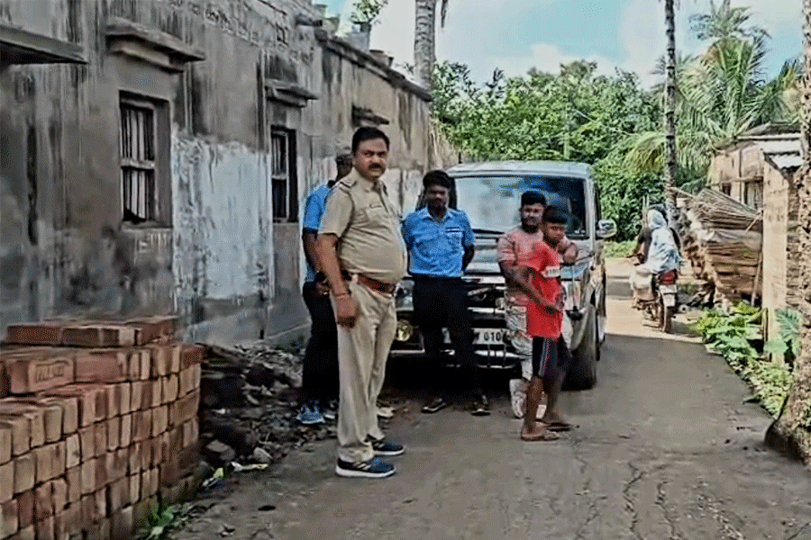 घटनास्थल पर तैनात पुलिस घटनास्थल पर तैनात पुलिस