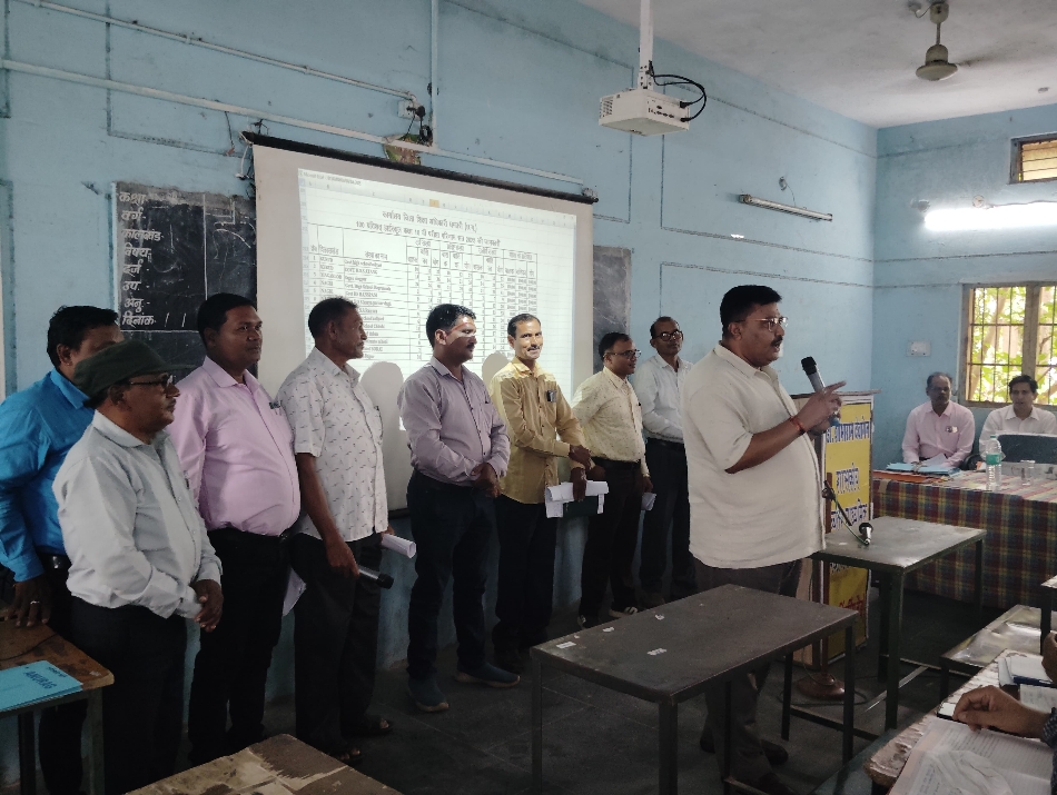 शत-प्रतिशत परिणाम लाने वाले स्कूलों के प्राचार्यों का उत्साहवर्धन करते संयुक्त संचालक राकेश पांडेय।